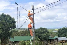 Đoàn viên, thanh niên Công ty Điện lực Đắk Lắk thi công công trình thắp sáng đưa quê cho buôn Pa, buôn căn cứ cách mạng xã Cư Prao, huyện vùng sâu M’đrắk.