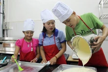 Dạy nghề cho trẻ tự kỷ ở Trung tâm Sao Mai, Hà Nội