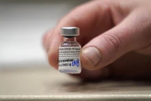 Pfizer cho biết vaccine ngừa Covid-19 của mình an toàn và bảo vệ mạnh mẽ ở trẻ em từ 12 đến 15 tuổi. Ảnh: AP.