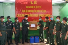Bộ đội Biên phòng Long An trao tặng vật tư y tế và kinh phí cho lực lượng vũ trang tỉnh Svay Rieng phòng, chống dịch Covid-19.