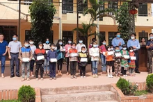 Bí thư Huyện ủy Mường Nhé và Chủ tịch Hiệp hội Doanh nghiệp tỉnh Điện Biên trao học bổng tặng học sinh xã Nậm Kè, huyện Mường Nhé.