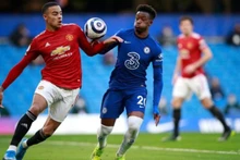 M. Greenwood (áo đỏ, Man United) tranh bóng với Hudson-Odoi của Chelsea.