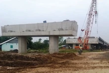 Hầu hết các mố cầu ở đường dẫn đã thi công xong.