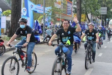 Nhiều cán bộ, người dân thành phố tham gia đạp xe tuyên truyền bảo vệ môi trường.