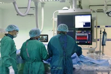 Ê kíp bác sĩ Bệnh viện đa khoa tỉnh Ninh Thuận thực hiện kỹ thuật chữa bệnh tim cho bệnh nhân. (Ảnh do bệnh viện cung cấp)