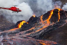 Một chiếc trực thăng bay gần vụ phun trào núi lửa Fagradalsfjall ở iceland ngày 20-3. Ảnh: Getty Images.