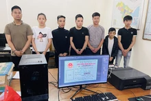 Bảy đối tượng trong ổ nhóm tội phạm sử dụng công nghệ cao cùng tang vật. 