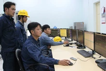 Kỹ sư, công nhân trực vận hành tại trạm biến áp để bảo đảm cung cấp điện ổn định cho thành phố.