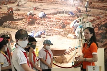 Học sinh Hà Nội tham gia hoạt động giáo dục di sản tại Hoàng thành Thăng Long.
