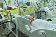 Một bệnh nhân bị ngộ độc pate chay đang điều trị tại bệnh viện. (Ảnh: Báo SK&ĐS)