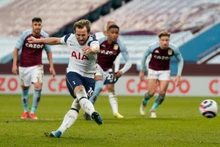 H. Kane (áo trắng) sút phạt 11m, ấn định chiến thắng 2-0 cho Tottenham.