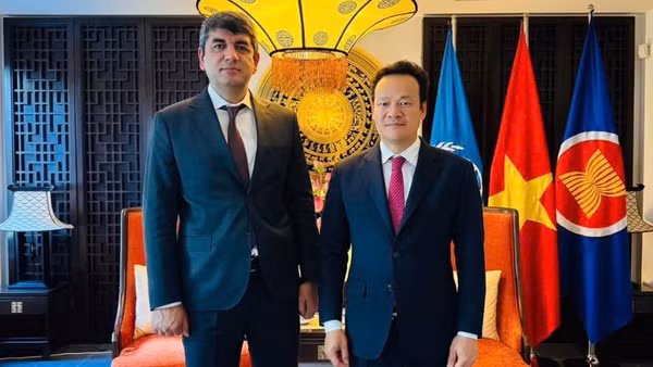 Đại sứ Mai Phan Dũng và Đại sứ Sharaf Sheralizoda. (Ảnh do Phái đoàn Việt Nam tại Geneva cung cấp)