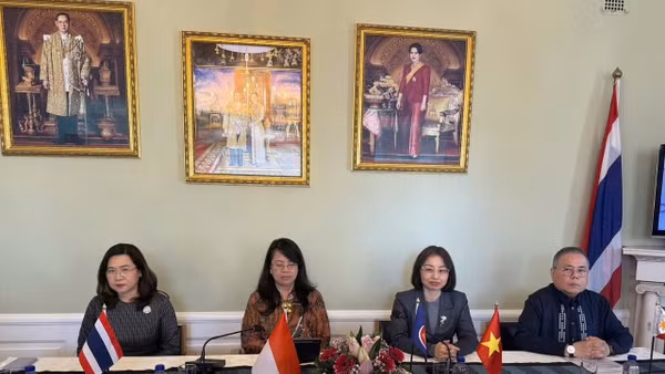 Đại sứ Nguyễn Lê Thanh (thứ 2 từ phải qua) và Đại sứ các nước ASEAN khác chủ trì Hội thảo “ASEAN-Đan Mạch: Hợp tác vì tương lai”. (Ảnh do Đại sứ quán Việt Nam tại Đan Mạch cung cấp)