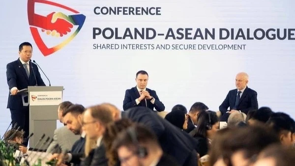 Đại sứ Hà Hoàng Hải, Chủ tịch luân phiên Ủy ban ASEAN tại Ba Lan phát biểu tại phiên khai mạc Hội thảo. 