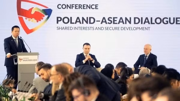 Đại sứ Hà Hoàng Hải, Chủ tịch luân phiên Ủy ban ASEAN tại Ba Lan phát biểu tại phiên khai mạc Hội thảo. 