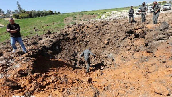 Hiện trường một vụ tấn công tên lửa tại Beit Shemesh, Israel. (Ảnh: THX/TTXVN)