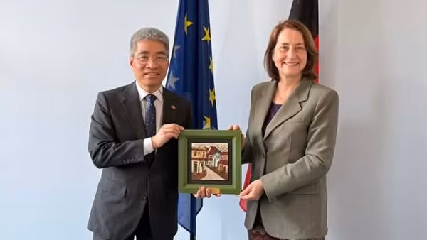 Đại sứ Nguyễn Đắc Thành và bà Leonie Gebers, Quốc vụ khanh Bộ Lao động và các vấn đề xã hội Cộng hòa Liên bang Đức.