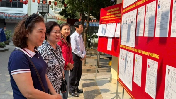 Các cử tri khu vực bỏ phiếu số 10 phường Khương Đình. 