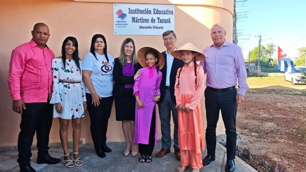 Đại sứ Lê Quang Long chụp ảnh cùng giáo viên và học sinh Trường tiểu học các liệt sĩ Tarará. (Ảnh: Đại sứ quán Việt Nam tại Cuba)