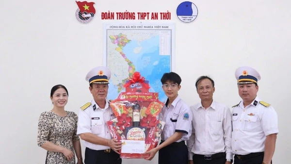 Thượng tá Đoàn Văn Khương, Phó Lữ đoàn trưởng Lữ đoàn 127 trao quà cho con ngư dân. (Ảnh do Vùng 5 Hải quân cung cấp)