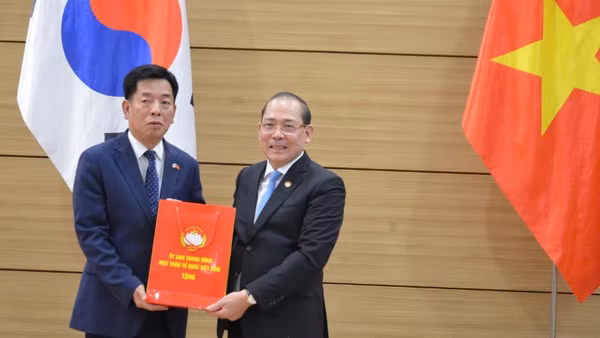 Phó Chủ tịch Ủy ban Trung ương Mặt trận Tổ quốc Việt Nam Hoàng Công Thủy trao quà kỷ niệm tặng Đại sứ Vũ Hồ.