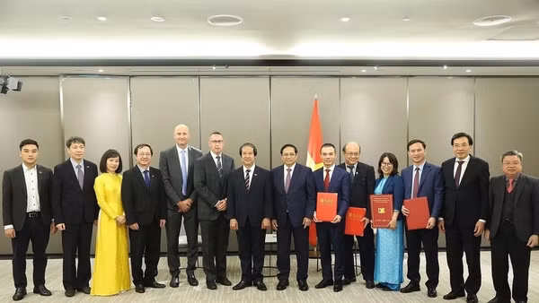 Chị Nguyễn Lam Giang (áo dài vàng) chụp ảnh kỷ niệm cùng Thủ tướng Chính phủ Phạm Minh Chính và Đoàn đại biểu cấp cao sang thăm chính thức New Zealand vào tháng 3/2024. (Ảnh do nhân vật cung cấp)