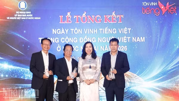 Thứ trưởng Lê Thị Thu Hằng trao Kỷ niệm chương cho 3 cá nhân có đóng góp xuất sắc trong công tác gìn giữ và lan tỏa tiếng Việt trong cộng đồng người Việt Nam ở nước ngoài.