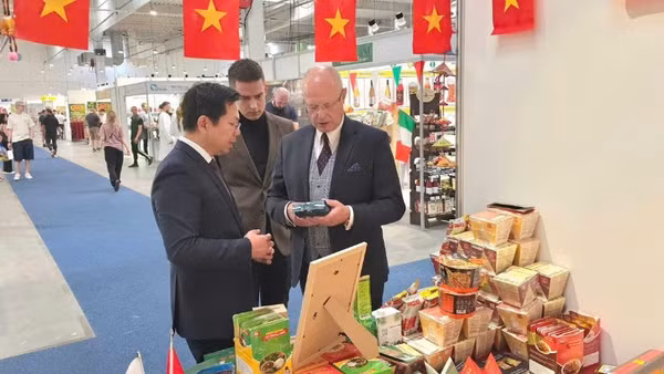 Đại sứ Hà Hoàng Hải giới thiệu với Chủ tịch Ptak Warsaw Expo Tomasz Szypuła về các sản phẩm của Việt Nam. (Ảnh do Đại sứ quán Việt Nam tại Ba Lan cung cấp)