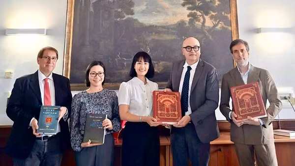 Đại sứ Nguyễn Phương Anh trao tặng một số đầu sách cho Khoa tiếng Việt của Trường đại học Phương Đông Napoli. (Ảnh: Đại sứ quán Việt Nam tại Italia cung cấp)