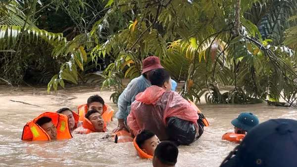 Cán bộ, chiến sĩ Vùng 5 Hải quân phối hợp với các lực lượng sơ tán người dân ra khỏi khu vực ngập lụt. (Ảnh: Vùng 5 Hải quân cung cấp)