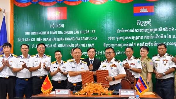 Chuẩn Đô đốc Ngô Văn Thành, Chính ủy Bộ Tư lệnh Vùng 5 Hải quân và Phó Đô đốc May Dina, Chỉ huy trưởng Căn cứ biển Ream trao biên bản ghi nhớ công tác phối hợp. (Ảnh: TRẦN KIÊN)