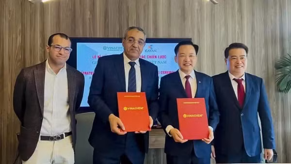 Tập đoàn Hóa chất Việt Nam (Vinachem) và Kayan for International Trade của Ai Cập ký kết Biên bản ghi nhớ hợp tác chiến lược. (Ảnh do Đại sứ quán Việt Nam tại Ai Cập cung cấp)