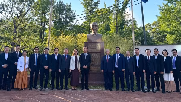 Cán bộ Đại sứ quán và Đoàn công tác của thành phố Hải Phòng chụp ảnh kỷ niệm bên Tượng Chủ tịch Hồ Chí Minh trong khuôn viên Đại sứ quán.