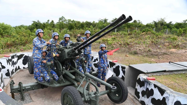 Trên trận địa, cán bộ, chiến sĩ Tiểu đoàn 553 duy trì nghiêm chế độ trực sẵn sàng chiến đấu, tập trung quan sát, nắm chắc tình hình trên không, bảo đảm không để sót, lọt mục tiêu, bị động, bất ngờ trong mọi tình huống.