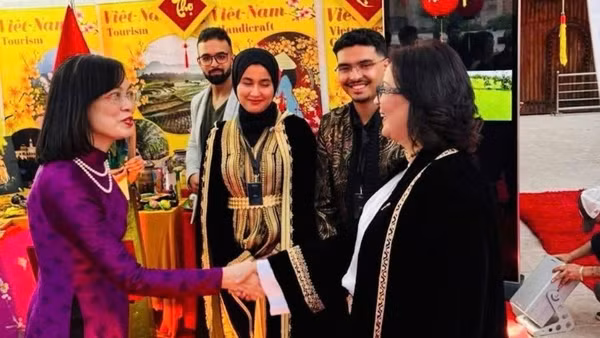 Đại sứ Việt Nam tại Morocco Lê Kim Quy chào mừng các đại biểu đến thăm khu trưng bày của Việt Nam. (Ảnh do Đại sứ quán Việt Nam tại Morocco cung cấp)