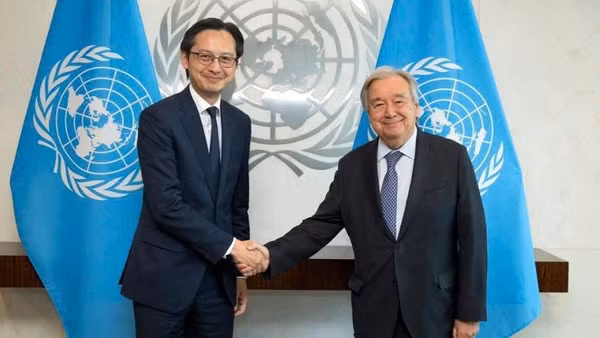 Đại sứ Đỗ Hùng Việt, Trưởng Phái đoàn thường trực Việt Nam tại Liên hợp quốc và Tổng Thư ký Liên hợp quốc António Guterres. (Ảnh do Phái đoàn thường trực Việt Nam tại Liên hợp quốc cung cấp)