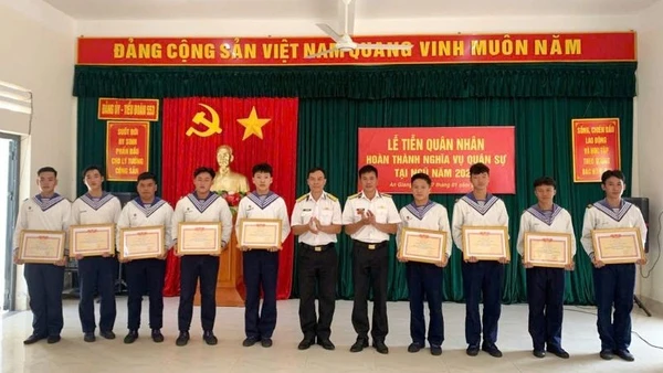 Chỉ huy Tiểu đoàn 553 trao thưởng cho các chiến sĩ có thành tốt. (Ảnh do Vùng 5 Hải quân cung cấp)