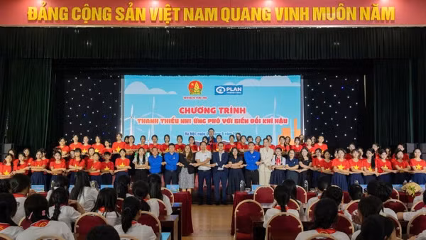 Các đại biểu tham dự chương trình chụp ảnh kỷ niệm. 