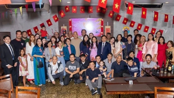 Các đại biểu tham dự chương trình Xuân Quê hương chụp ảnh kỷ niệm. (Ảnh do Đại sứ quán Việt Nam tại Brazil cung cấp)