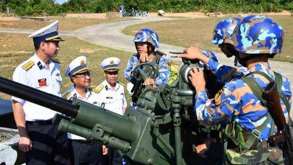 Đồng chí Tham mưu trưởng Vùng 5 Hải quân kiểm tra nhận thức của bộ đội về nhiệm vụ trực Tết. (Ảnh do Vùng 5 Hải quân cung cấp)