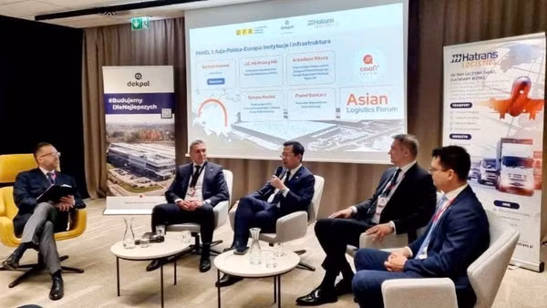 Đại sứ Việt Nam tại Ba Lan Hà Hoàng Hải chia sẻ tại phiên thảo luận đầu tiên của Diễn đàn về thể chế và cơ sở hạ tầng châu Á - Ba Lan - châu Âu.