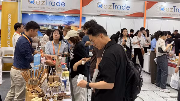 Khách tham quan triển lãm quan tâm đến sản phẩm của các doanh nghiệp Việt Nam.