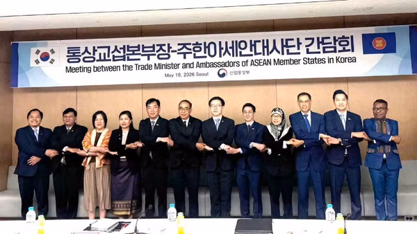 Bộ trưởng Yeo Han-koo và Đại sứ các nước ASEAN chụp ảnh kỷ niệm. (Ảnh do Đại sứ quán Việt Nam tại Hàn Quốc cung cấp)