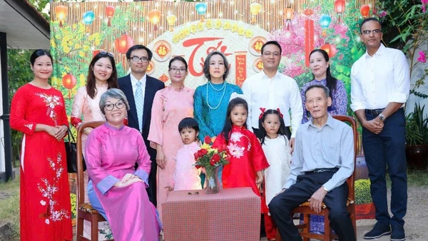 Đại sứ Vũ Thanh Huyền và các đại biểu tham dự sự kiện chụp ảnh kỷ niệm.