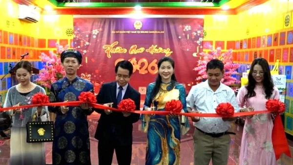 Đại sứ Trần Anh Vũ và các đại biểu cắt băng khai trương Không gian văn hóa Việt Nam. (Ảnh do Đại sứ quán Việt Nam tại Brunei Darussalam cung cấp)