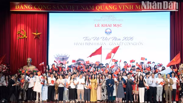 Ban Tổ chức chụp ảnh với các đại biểu tham dự Trại hè Việt Nam 2026. (Ảnh: MINH DUY)