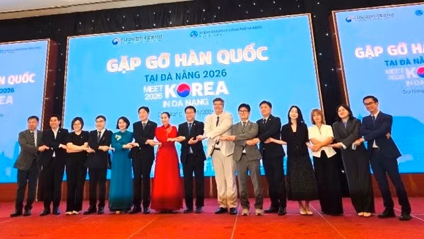 Các đại biểu tham dự Hội nghị "Gặp gỡ Hàn Quốc tại Đà Nẵng năm 2026" chụp ảnh kỷ niệm. (Ảnh: Hiệp hội Doanh nhân và Đầu tư Việt Nam-Hàn Quốc cung cấp)