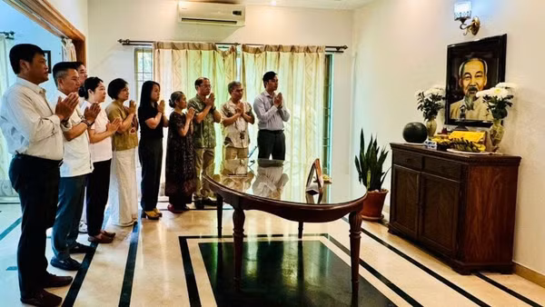 Toàn thể cán bộ, nhân viên Đại sứ quán thành kính dâng hương, bày tỏ lòng biết ơn vô hạn và tưởng nhớ sâu sắc công lao to lớn của Chủ tịch Hồ Chí Minh. (Ảnh do Đại sứ quán Việt Nam tại Pakistan cung cấp)