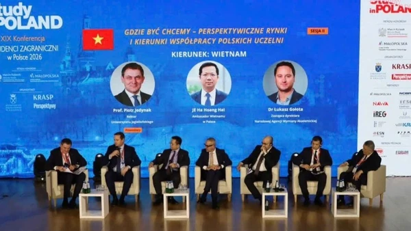 Đại sứ Hà Hoàng Hải (thứ 3 từ trái sang) tham dự và thảo luận tại phiên toàn thể Hội thảo. (Ảnh: Đại sứ quán Việt Nam tại Ba Lan)