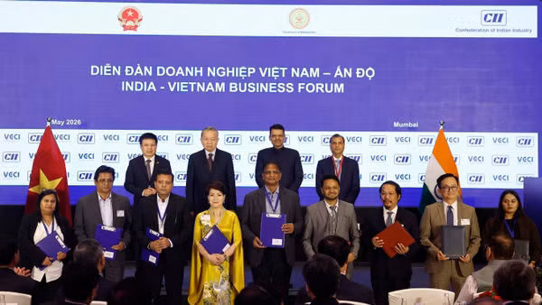 Tổng Bí thư, Chủ tịch nước Tô Lâm và Thủ hiến bang Maharashtra Devendra Fadnavis chứng kiến lễ trao các thỏa thuận hợp tác giữa hai nước. (Ảnh: Thống Nhất – TTXVN)
